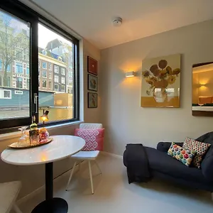 houseboat-sophia.amsterdamhotelsnl.com/